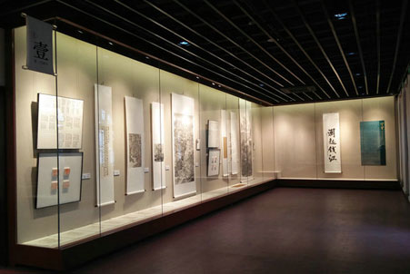 博物馆展示柜不同材质具备特点